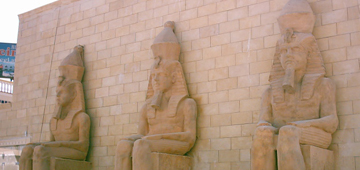 statue of Ramses II 